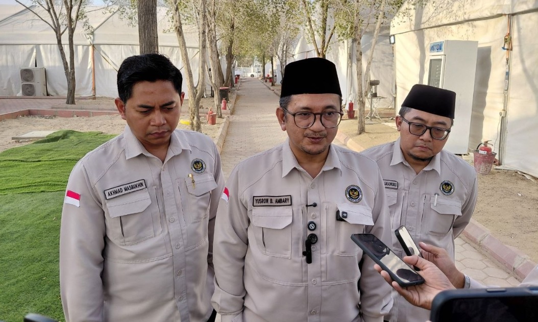 Petugas keamanan Arab Saudi melakukan pemeriksaan di sekitar area Masjidil Haram selama musim haji. Ilustrasi.