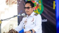 Wali Kota Medan, Rico Tri Putra Bayu Waas, saat memberikan keterangan pers di kantornya. (Ilustrasi)