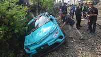 Taksi Green SM yang terlibat insiden tabrakan dengan KRL di perlintasan Stasiun Bekasi Timur, Bekasi.