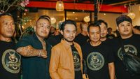 Video viral menunjukkan anggota organisasi Yakuza Maneges Pusat menempelkan stiker di lapak pedagang kaki lima.