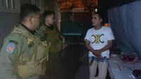 Seorang pengamen waria yang diamankan Satpol PP setelah menampar pengunjung di warung nasi padang kawasan Singosaren, Surakarta.