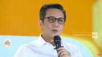 Penjabat sementara Direktur Utama Bursa Efek Indonesia (BEI), Jeffrey Hendrik, saat memberikan keterangan pers mengenai perkembangan pasar modal nasional. (Ilustrasi: Investor memantau pergerakan saham melalui aplikasi daring)