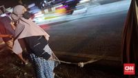 Jembatan Kali Sewo Indramayu, lokasi tragis tewasnya seorang penyapu koin akibat tertabrak truk kontainer, menyoroti bahaya fenomena sosial yang telah lama berlangsung.