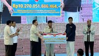 Jaksa Agung ST Burhanuddin (kanan) menyerahkan secara simbolis aset negara senilai Rp 10,2 triliun dan lahan 2,3 juta hektare dari kasus kehutanan kepada Menteri Keuangan Sri Mulyani Indrawati (kiri), disaksikan oleh Menteri Pertahanan Prabowo Subianto (tengah).