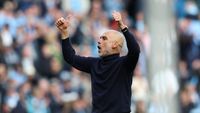 Pep Guardiola memberikan instruksi di pinggir lapangan saat mendampingi Manchester City. Ia meminta anak asuhnya untuk fokus pada performa terbaik demi mengatasi segala potensi kontroversi wasit di Liga Primer Inggris.