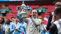 Pep Guardiola merayakan kemenangan Manchester City di final Piala FA, sebuah trofi yang ia nilai sangat istimewa.