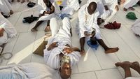 Jemaah haji berjuang menghadapi teriknya matahari dan suhu ekstrem di Mekkah menjelang puncak ibadah haji, meningkatkan kewaspadaan akan risiko heatstroke.