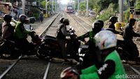 KAI dan Kemenhub bersinergi meningkatkan keselamatan perjalanan kereta api dan pengguna jalan dengan menutup 29 perlintasan sebidang di Jawa-Sumatera.