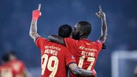 Aksi pemain Persija Jakarta dan Persib Bandung dalam laga sengit Liga Super. Derby ini selalu menyajikan drama dan intensitas tinggi di lapangan.