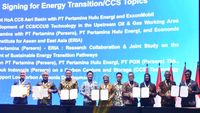 Direksi Pertamina dan perwakilan ERIA saat penandatanganan MoU kolaborasi riset transisi energi berkelanjutan.