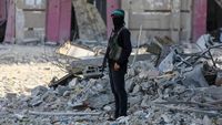 Pemandangan reruntuhan bangunan di Jalur Gaza setelah serangan udara, seringkali menyisakan dampak kehancuran dan korban di kalangan warga sipil.