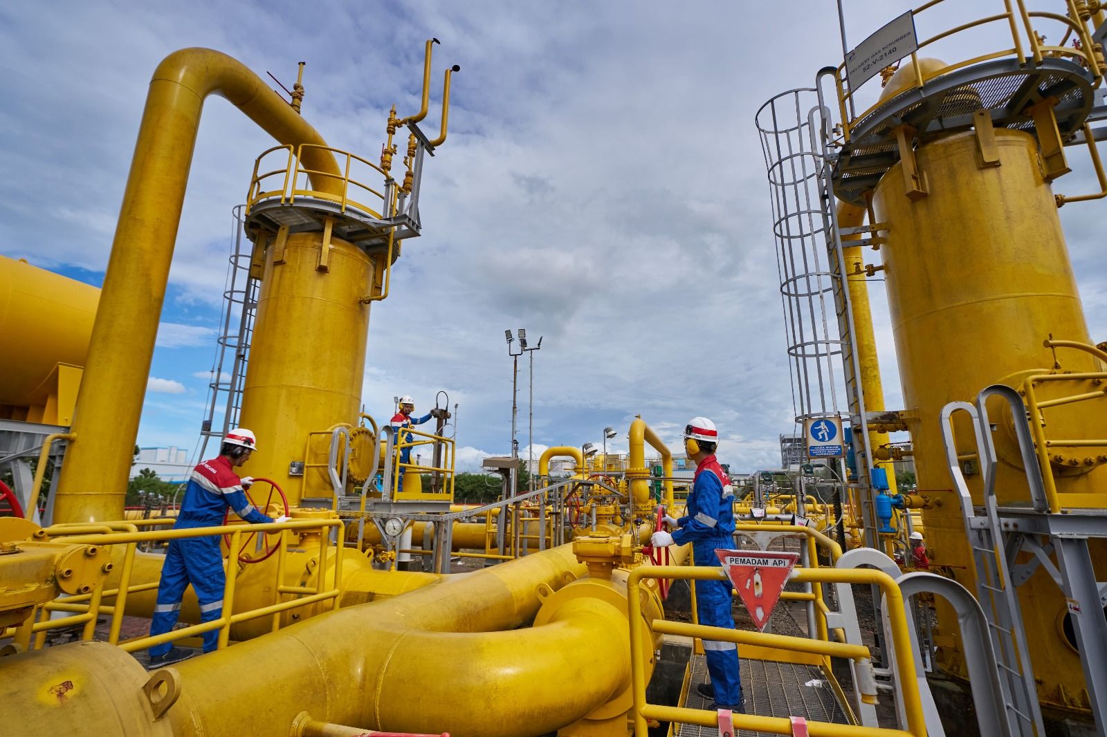 PT Perusahaan Gas Negara (PGN) terus berinovasi dalam penyediaan gas bumi, mengintegrasikan LNG dan CNG untuk memperkuat ketahanan energi nasional sebagai Subholding Gas Pertamina.