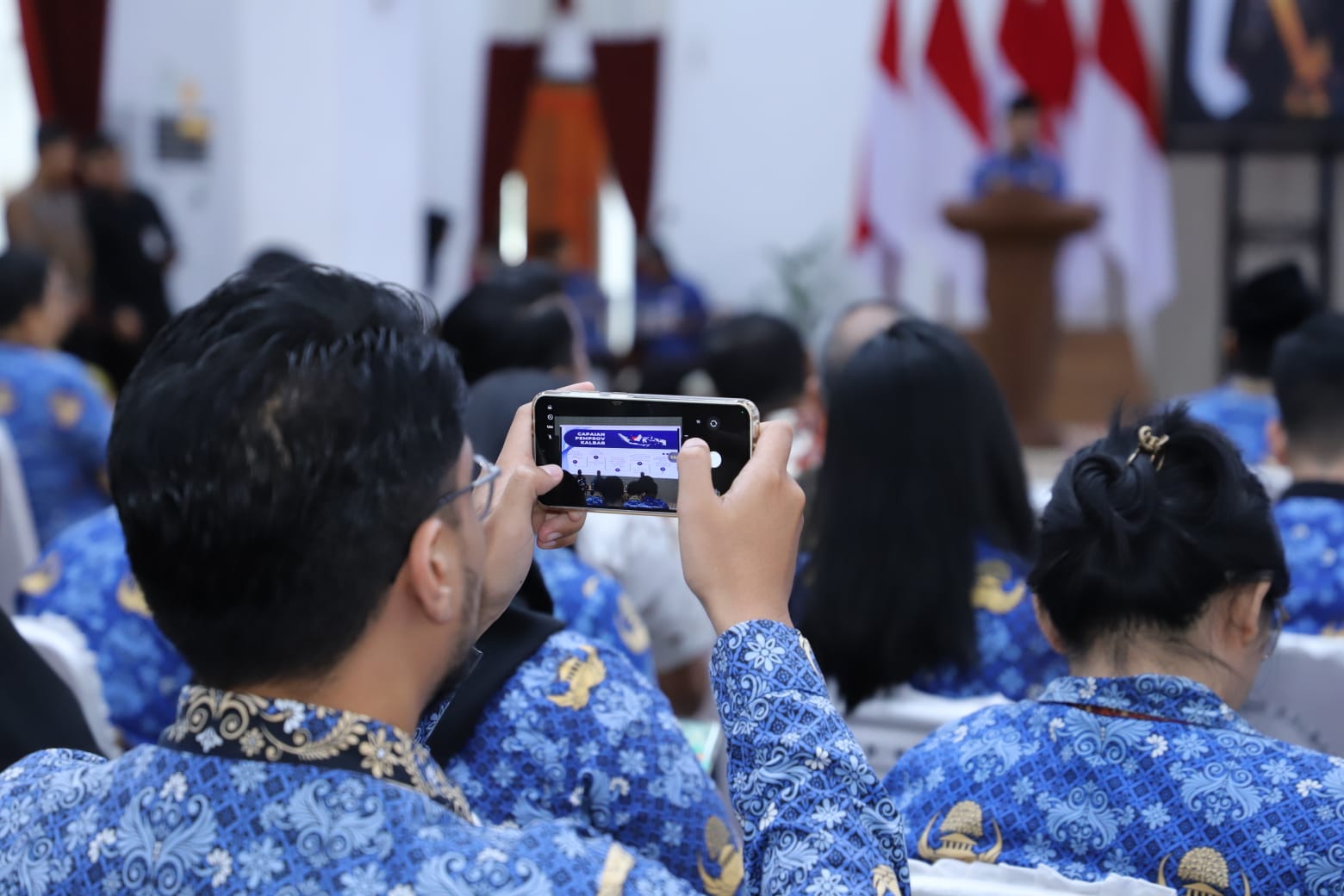 Ilustrasi uang tunai dan simbol Gaji ke-13 bagi ASN, TNI, Polri, PPPK, dan pensiunan yang diproyeksikan cair pada Juni 2026.