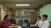 Petugas kepolisian Polda Metro Jaya berupaya memediasi konflik untuk mencapai kesepakatan damai dalam kasus ketenagakerjaan.