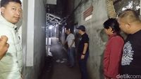 Penyidik kepolisian memeriksa lokasi kejadian penabrakan mahasiswi Unpad di Jatinangor. Penemuan pisau dan rekaman CCTV menjadi fokus utama dalam pengungkapan kasus ini. (Ilustrasi)