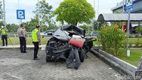 Petugas kepolisian melakukan olah TKP di ruas jalan tol Pasuruan-Probolinggo, lokasi kecelakaan rombongan Gus Hilman.
