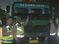 Truk kontainer besar kedapatan melaju melawan arus di Jalan Cakung-Cilincing, Jakarta Utara, sangat membahayakan pengendara lain. Sopir langsung ditindak tegas oleh petugas kepolisian.