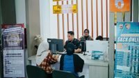 Petugas Polres Bogor melayani warga dalam program marathon 100 jam layanan SKCK dan SPKT, sebuah inisiatif yang memecahkan rekor MURI namun memicu pertanyaan tentang efisiensi jangka panjang dan keberlanjutan 'Smart Policing'.