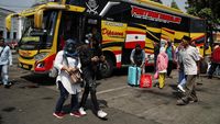 Suasana kepadatan jalan di Jakarta, simbol dinamika urbanisasi yang kini menghadapi tren baru eksodus warga pasca-Lebaran 2026.