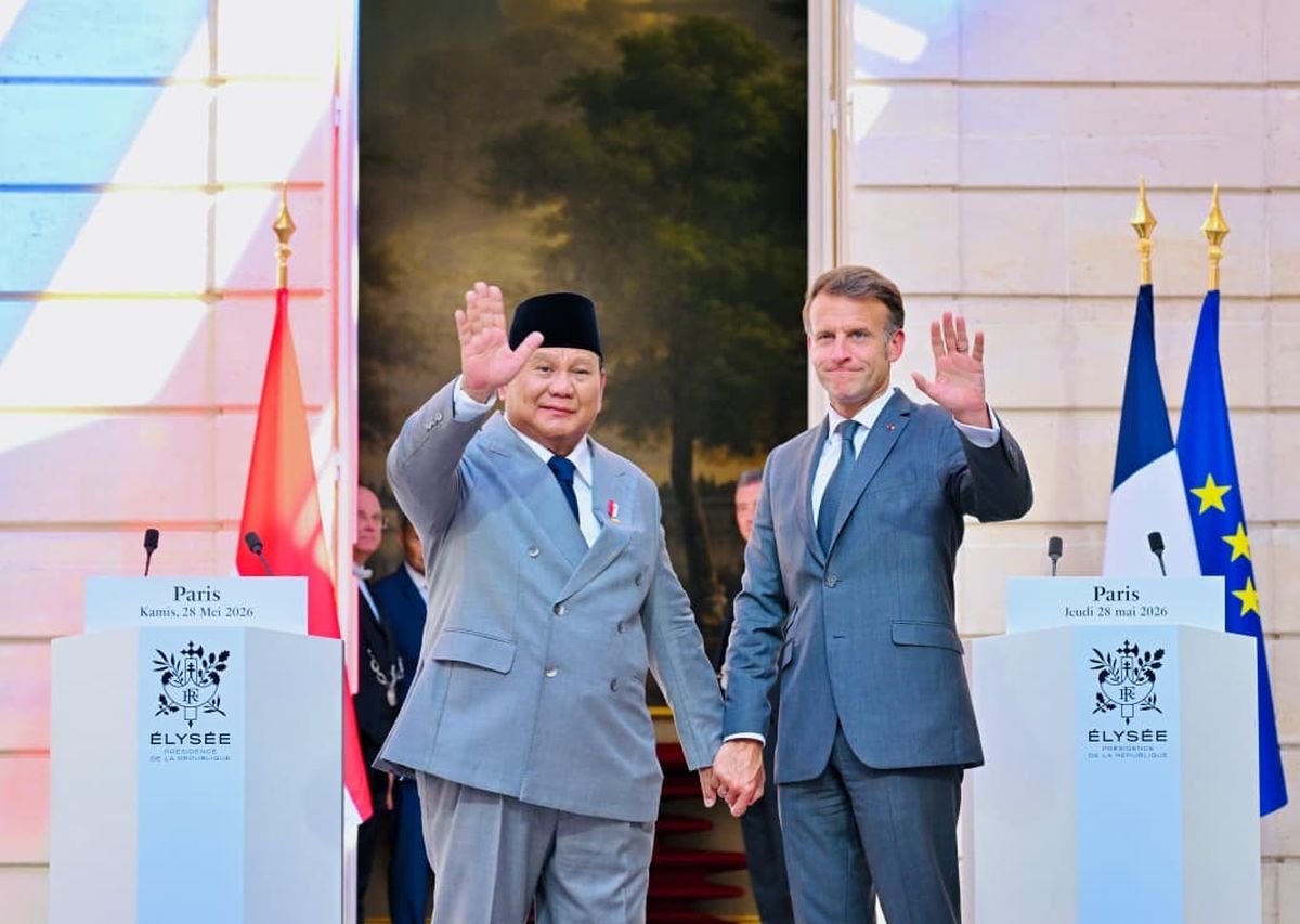 Presiden Prabowo Subianto dan Presiden Emmanuel Macron berjabat tangan setelah menyaksikan penandatanganan kesepakatan bisnis senilai Rp61,2 triliun, di Paris.