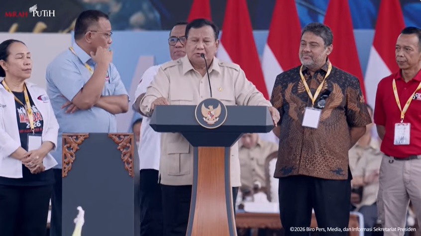 Presiden terpilih Prabowo Subianto tiba di Kawasan Monas menggunakan kendaraan taktis Maung Garuda berwarna putih untuk menghadiri peringatan Hari Buruh Internasional 2024, menunjukkan kedekatan dengan pekerja.