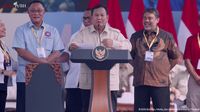 Buruh menunjukkan ekspresi keraguan saat peringatan Hari Buruh Internasional, menyoroti tantangan terhadap implementasi kebijakan pemerintah dalam mitigasi PHK dan peningkatan kesejahteraan.