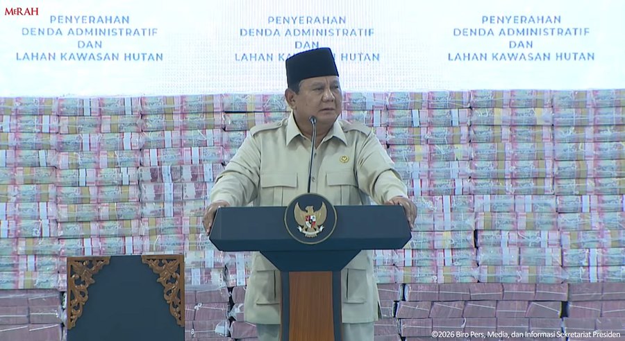 Prabowo Subianto saat menyampaikan pandangannya di sebuah acara publik. Ia mengungkapkan informasi yang diterimanya terkait gaji hakim di Indonesia yang disebut lebih tinggi dari Malaysia.