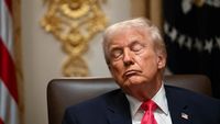 Mantan Presiden AS Donald Trump (kiri) menolak mengomentari nasib gencatan senjata dengan Iran saat diwawancarai, menyusul serangkaian insiden ketegangan di perairan strategis Selat Hormuz.