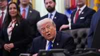 Mantan Presiden AS Donald Trump berbicara tentang ancaman terhadap keamanan maritim dan kondisi kritis gencatan senjata dengan Iran, mengisyaratkan kemungkinan pengerahan angkatan laut di Selat Hormuz.
