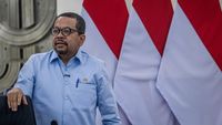 Kepala Badan Komunikasi Publik (Bakom) Muhammad Qodari (kanan) saat memberikan klarifikasi terkait tuduhan hoaks yang dilontarkan Amien Rais terhadap Sekretaris Kabinet Teddy Indra Wijaya.