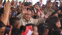 Presiden Terpilih Prabowo Subianto menerima surat dari seorang anak di sela kunjungan kerjanya di Nganjuk, Jawa Timur, sebuah interaksi yang menyoroti harapan publik terhadap program Makan Bergizi Gratis.