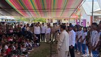 Presiden Prabowo Subianto menyerahkan bantuan modem Starlink dan perangkat komunikasi lainnya kepada perwakilan masyarakat di Pulau Miangas, Sulawesi Utara, sebagai bagian dari upaya penguatan konektivitas digital di wilayah terdepan.