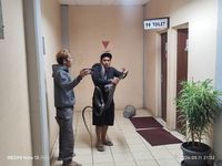 Tim penyelamat hewan berupaya mengevakuasi seekor king cobra sepanjang 4 meter dari dalam kantor BRIN.