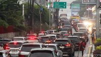 Antrean panjang kendaraan roda empat terlihat memadati jalur menuju Puncak, Bogor, hari ini, saat rekayasa lalu lintas satu arah diberlakukan untuk mengurai kepadatan.