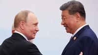 Presiden Rusia Vladimir Putin dan Presiden China Xi Jinping saat pertemuan bilateral, menegaskan kembali kemitraan strategis dan persahabatan pribadi di tengah situasi geopolitik yang bergejolak.