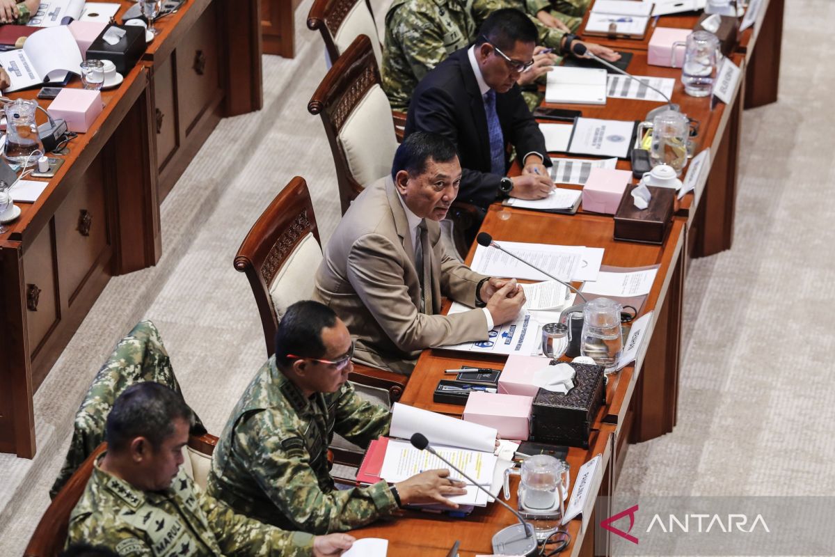 Menteri Pertahanan Sjafrie Sjamsoeddin (ilustrasi) saat menjelaskan rencana strategis pembangunan kekuatan TNI di hadapan publik atau rapat kerja.