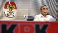 Ketua Komisi Pemberantasan Korupsi (KPK) memberikan keterangan pers terkait penanganan kasus korupsi dan penegakan hukum.