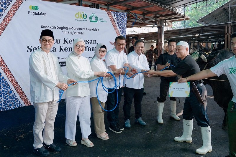 Relawan Rohis Pegadaian mendistribusikan paket daging kurban kepada masyarakat yang membutuhkan pada perayaan Idul Adha 1445 H.