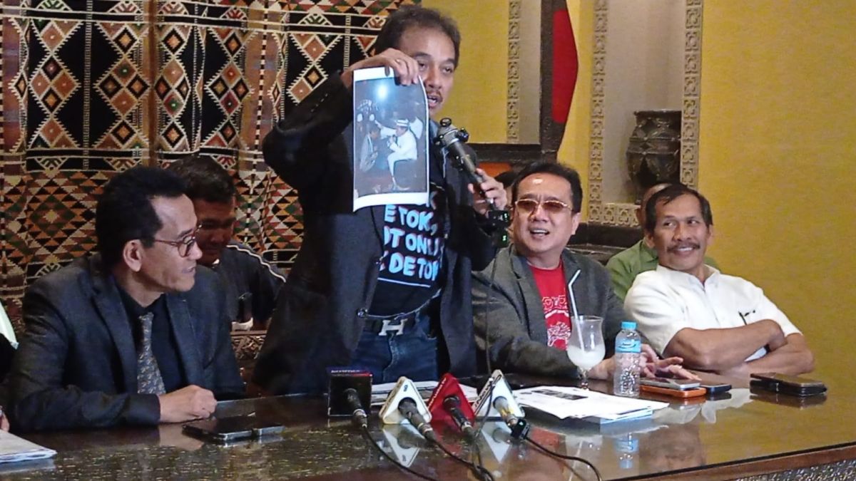 Roy Suryo memberikan pernyataan terkait status kasus dugaan ijazah palsu Presiden Jokowi yang menjerat dirinya, usai pemeriksaan di kepolisian.