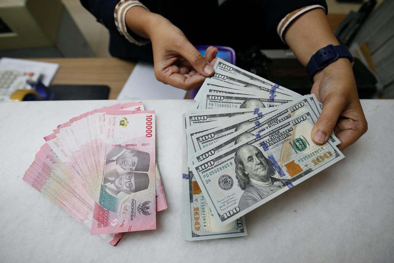 Nilai tukar Rupiah terhadap Dolar AS menunjukkan pelemahan signifikan, menembus level Rp17.880 pada penutupan perdagangan.