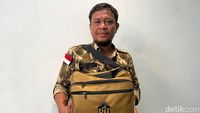 Muhammad Sazli, guru honorer korban dugaan penipuan travel umrah, saat memberikan keterangan terkait kasusnya.