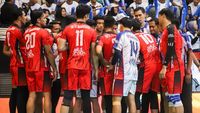 Aksi para pemain PBV Pasundan dan Perumda Tirta Bhagasasi beradu skill dalam pertandingan kedua SBY Cup 2026 di GOR Samapta, Magelang, Kamis (14/5).