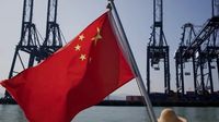 sebuah-bendera-china-yang-sedang-berkibar-di-depan-mesin-pengangkut-kargo-di-pelabuhan-di-china_169