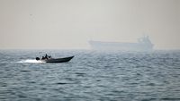 Supertanker raksasa berlayar di perairan internasional. Kapal sejenis ini kerap menjadi sarana vital bagi Iran untuk mengangkut minyak mentah dan menembus sanksi ekonomi global.