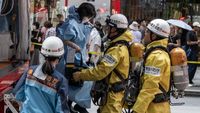 Petugas keamanan dan medis mengevakuasi korban setelah insiden penyemprotan zat misterius di Ginza 6 Shopping Center, Tokyo.