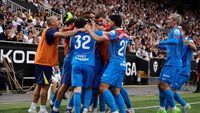 Penyerang Atletico Madrid merayakan gol kemenangan atas Valencia di Stadion Mestalla, menegaskan dominasi mereka di menit-menit akhir pertandingan.