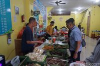 Soto Kuning Pak Yusup, kuliner legendaris Bogor yang telah eksis lebih dari tiga dekade, kini melayani pelanggan di ruko barunya yang lebih luas dan modern.