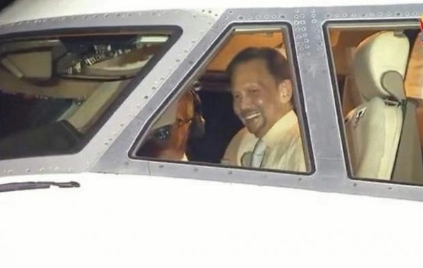 Sultan Hassanal Bolkiah dikenal gemar menerbangkan sendiri pesawat pribadinya, sebuah Boeing 747 'Flying Palace', yang merupakan salah satu aset mewahnya.
