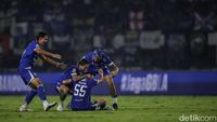 Pelatih Persib Bandung, Bojan Hodak, mengamati pertandingan. Strategi pertahanan solid yang diusungnya menjadi kunci kemenangan di Super League 2025/2026.