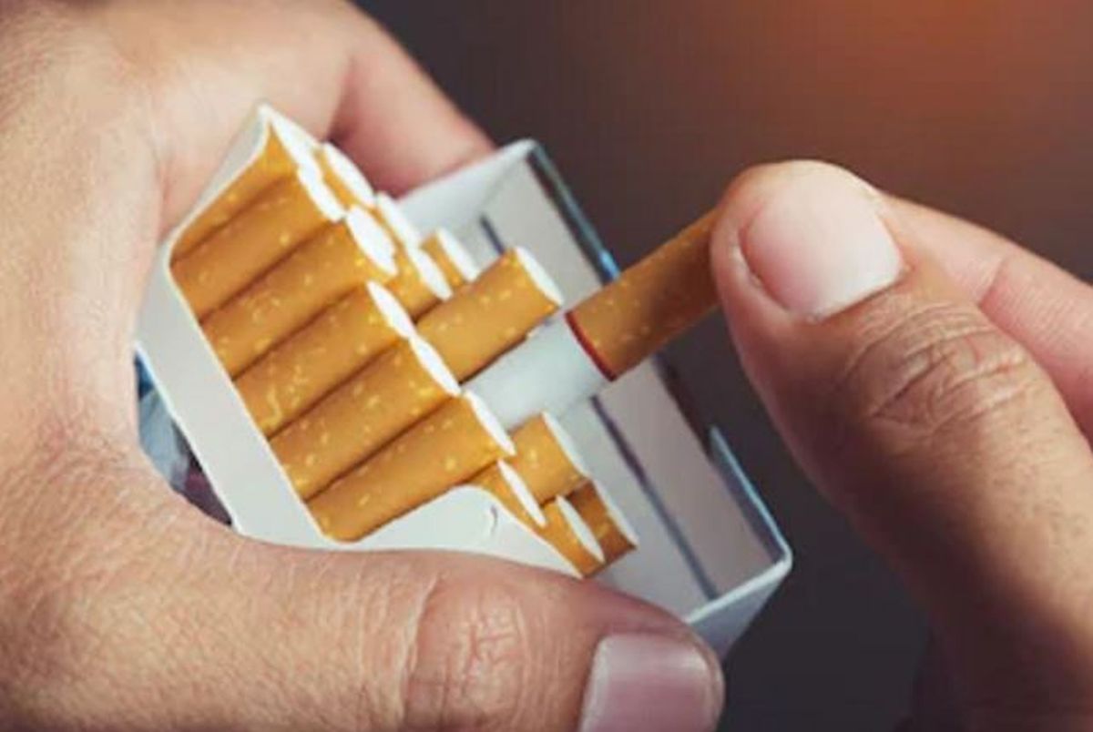 Buruh pabrik rokok beraktivitas di salah satu fasilitas produksi di Jawa Timur. Sektor ini terancam PHK massal akibat rencana pembatasan kadar nikotin dan tar.